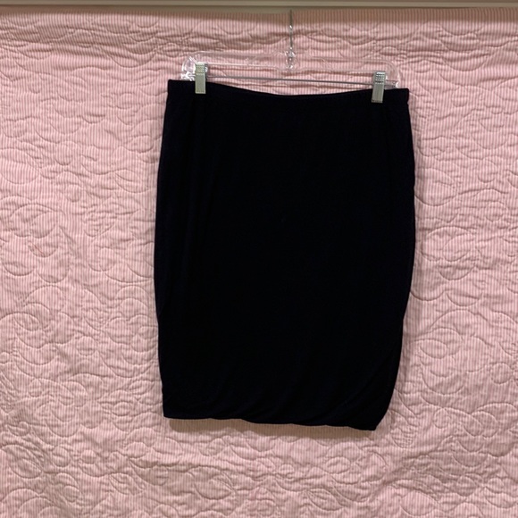 Black straight skirt with bubble hem - Picture 2 of 5